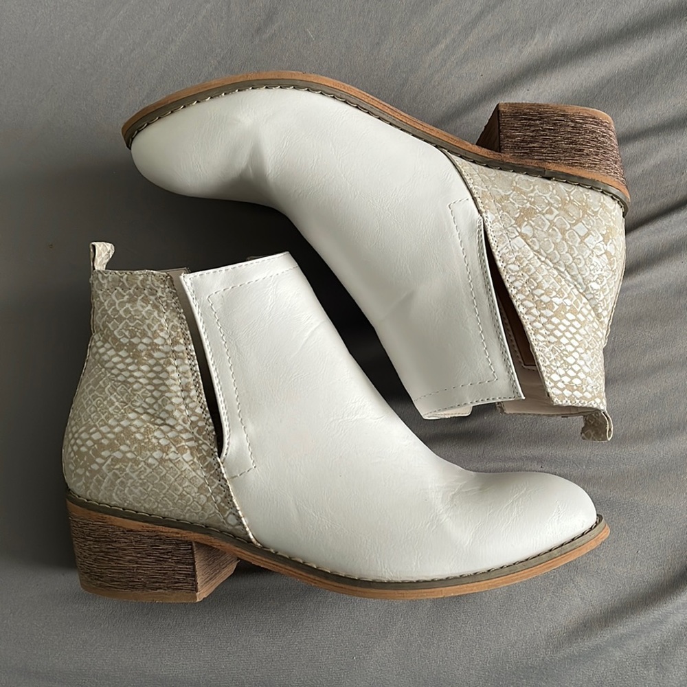 White and snake print ankle boots. Women size 7